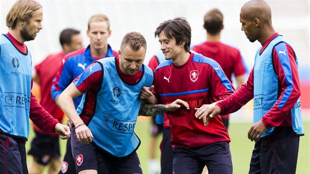 Tomáš Rosický (druhý zprava) a Michal Kadlec (třetí zprava) na tréninku reprezentace před utkáním s Chorvatskem.