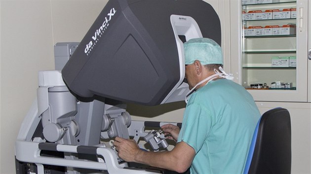 Gynekologov v Hradci Krlov zaali operovat s lkaskm robotem da Vinci, prvn pacientce odstranili dlohu kvli ndoru (3.6.2016).