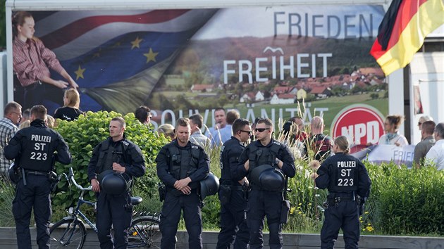 Policist hldaj shromdn pravicov Nrodn demokratick strany Nmecka proti konferenci Bilderberg v Dranech.