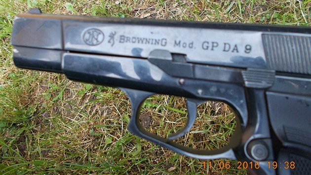 Plynov pistole zajitn u Mosteana. Pro neznal je k nerozeznn od plnohodnotn pistole.