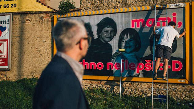 Mu z Vykova nechal pro svou mmu vyrobit narozeninov billboard. K pekvapen oslavenkyni dovedla vnuka.