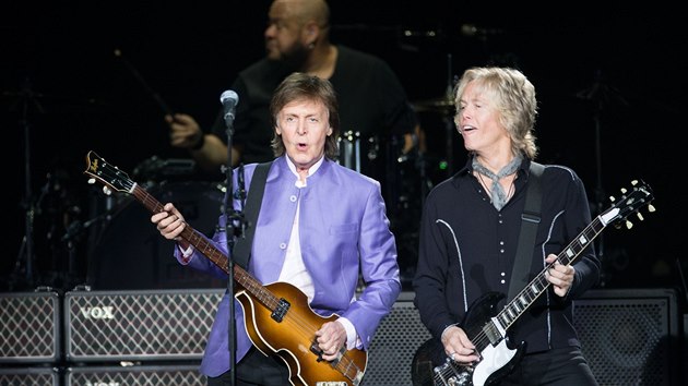 Paul McCartney s kytaristou Brianem Rayem (16. ervna 2016, O2 arena, Praha)