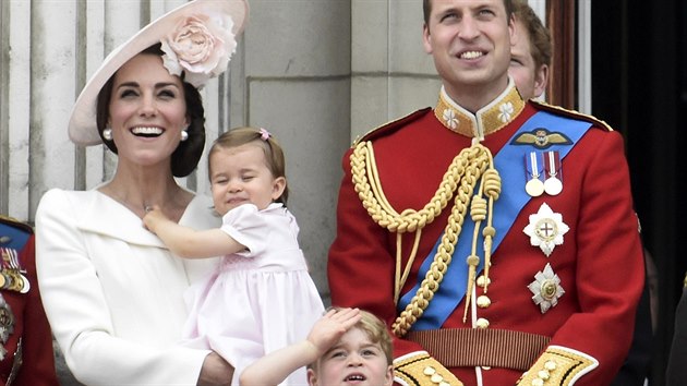 Vévodkyně Kate s dětmi a manželem Williamem na oslavách narozenin královny Alžběty II. (Londýn, 11. června 2016)
