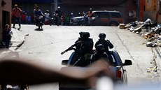 Venezuelská armáda hlídkuje v ulicích kvli mnoícím se protestm obyvatel....