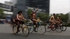 Mexiané se úastnili akce nazvané - Svtová projíka na kole a nazí. (11. 6....