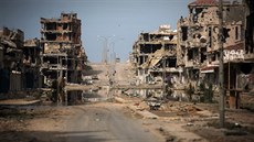 Zničený libyjský přístav Syrta, který drželi islamisté IS. (22. 10. 2011)