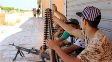 Jednotky bojující za vládu národní jednoty u m�sta Syrta v Libyi. (12. 6. 2016)