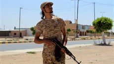 Jednotky bojující za vládu národní jednoty u m�sta Syrta v Libyi. (12. 6. 2016)