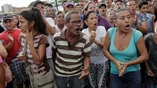 Lidé v hlavním mst Venezuely demonstrují proti vlád kvli nedostatku jídla a...