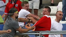 Ruští fanoušci na stadionu v Marseille napadají anglické příznivce (11. června...