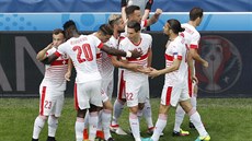 �výcar�tí fotbalisté oslavují �asný gól do sít� Albánie.