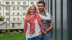 Hokejový brankář Petr Mrázek se svou přítelkyní Sárou Olivovou, která hraje...