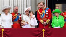 Královna Albta II. se svou rodinou zdraví své píznivce v rámci oslav 90....