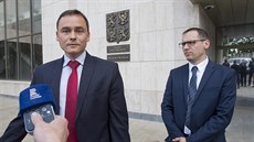 Námstek olomouckého vrchního státního zástupce Pavel Komár (vlevo) a editel...