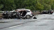 Pi nehod na silnici I/7 u Postoloprt se zranilo est lidí.