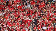 ERVENÁ LAVINA. Fanouci Walesu bhem utkání mistrovství Evropy proti Slovensku.