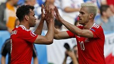 Autor vítzného gólu Walesu Hal Robson-Kanu (vlevo) a mu, který mu anci...