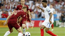 Mladý Anglian Raheem Sterling proti velezkuenému ruskému stoperovi Vasiliji...