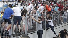 Fanouci Anglie pelézají plot po zápase s Ruskem.
