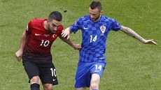 Arda Turan (vlevo) z Turecka se pokou�í zakon�it p�es chorvatského zálo�níka...