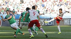 KONE�N� TO VY�LO! Arkadiusz Milik vyst�elil z hranice �estnáctky a poslal...