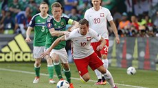 Polák Grzegorz Krychowiak uniká kapitánovi Severních Ir Stevenu Daviesovi.