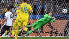 Ukrajinský gólman Andrij Pjatov zasahuje v utkání proti Nmecku.