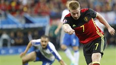 Belgi�an Kevin De Bruyne st�ílí v zápase proti Itálii.