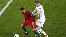 DV HVZDY. Cristiano Ronaldo bedliv steí balon ped Gylfi Sigurdssonem.