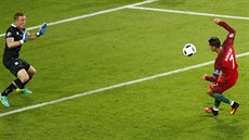 VELKÁ ANCE! Pepe poslal Cristianu Ronaldovi oblouek a ped gólmana Islandu...