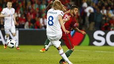 VYROVNÁNO. Islandský záloník Birkir Bjarnason stílí v duelu s Portugalskem...