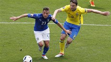 �véd Albin Eklad se sna�í zastavit unikajícího italského zálo�níka Emanuela...