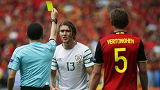 NESPORTOVNÍ CHOVÁNÍ. Jeff Hendrick dostává lutou kartu za peruení belgického...