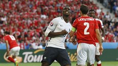 Francouzský záloník Paul Pogba v úvodu osteloval bránu výcarska neúspn.