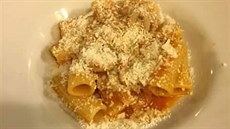 Telecí střívka, krátké špagety, navrch sýr: rigatoni con la pajata