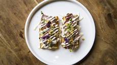 Domácí brioche s vep�ovým Presa Iberica a pe�eným lilkem podle Gastrobaru...