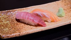 Nigiri není rolované do asy, plátky masa se pouze poloí na uvaenou rýi