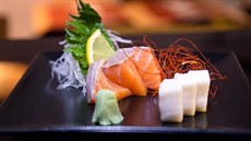 Sashimi jsou plátky syrové ryby bez rýe a asy