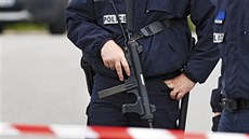 Francouzská policie na místě vraždy policisty a jeho partnerky ve městě...