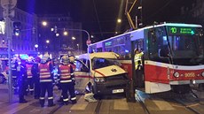 Nehoda tramvaje a sanitky v centru Prahy u stanice I. P. Pavlova (17. ervna...
