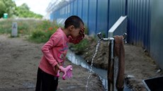 Dít z Afghánistánu se myje v táboe u vesnice Horgo na srbsko-makedonské...