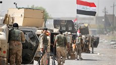 Irátí vojáci v centru dobyté Fallúdi. (17. ervna 2016)