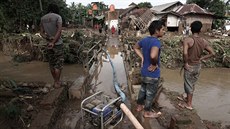 Pi záplavách a následných sesuvech pdy v Indonésii zemelo nejmén 35 lidí....
