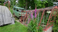 Auto bez �idi�e ujelo z kopce 70 metr� a narazilo do skleníku.