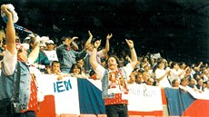 Sektor českých fanoušků během úvodního utkání Eura 1996 v Manchesteru na Old...