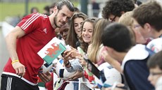 Vel�ská hv�zda Gareth Bale b�hem tréninku v Dinardu s fanynkami.