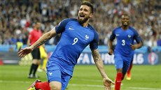 JE TO TAM  Francouzský útoník Olivier Giroud se raduje z gólu v zápase s...