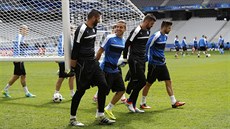 Sloven�tí fotbalisté b�hem tréninku v Lille p�ed soubojem s Ruskem. Bránu nesou...