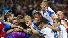 Sloventí fotbalisté se radují v utkání mistrovství Evropy proti Rusku.