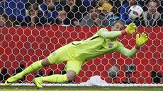 Anglický branká� Joe Hart se natahuje po st�ele vel�ského úto�níka Garetha...